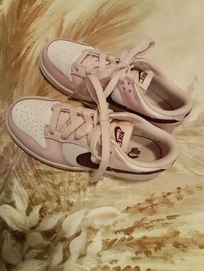 Girls Nikes Sz 1